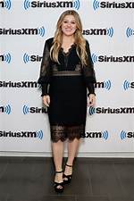 Kelly Clarkson Height, Age & Measurements – How Tall Is Kelly Clarkson?