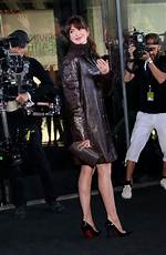 Unveiling Anne Hathaway's Height: Beyond the Numbers