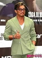 Unveiling the Secrets of Choo Sung Hoon's Signature Spectacles